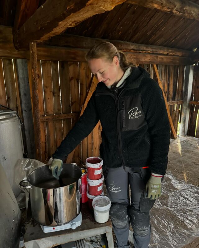 Et av sommerens høydepunkter for oss var når vi fikk lage vår egen linoljeforsterkede komposisjonmaling og malt en av lauene ved Småsetran med dette. Artig og lærerikt arbeid som setter farge på hverdagen. Lauen synes godt fra veien og forandringen ble stor😍👌